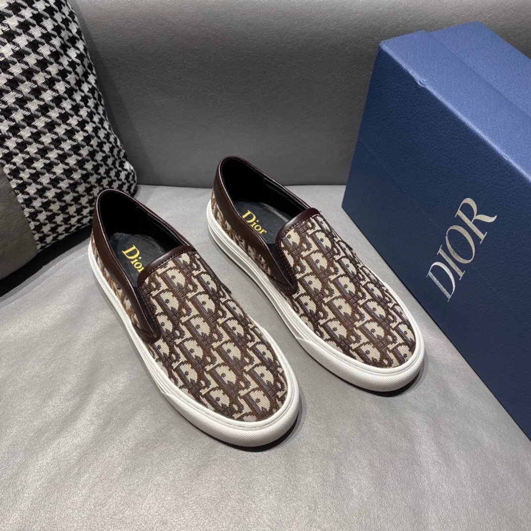Factory price 340, Dior series casual shoes 👟🔥🕷🕷【Dior】Dior New casual men's shoes are launched in Hong Kong counters. Official website 1:1 production. Original Italian materials. Designed by European and American masters. Perfect shape to create counter quality, solid color rubber wear-resistant outsole and classic dazzling head! Super versatile and very comfortable. High-end without losing taste, fashionable and novel! ! Absolute focus! Code number: 38-45